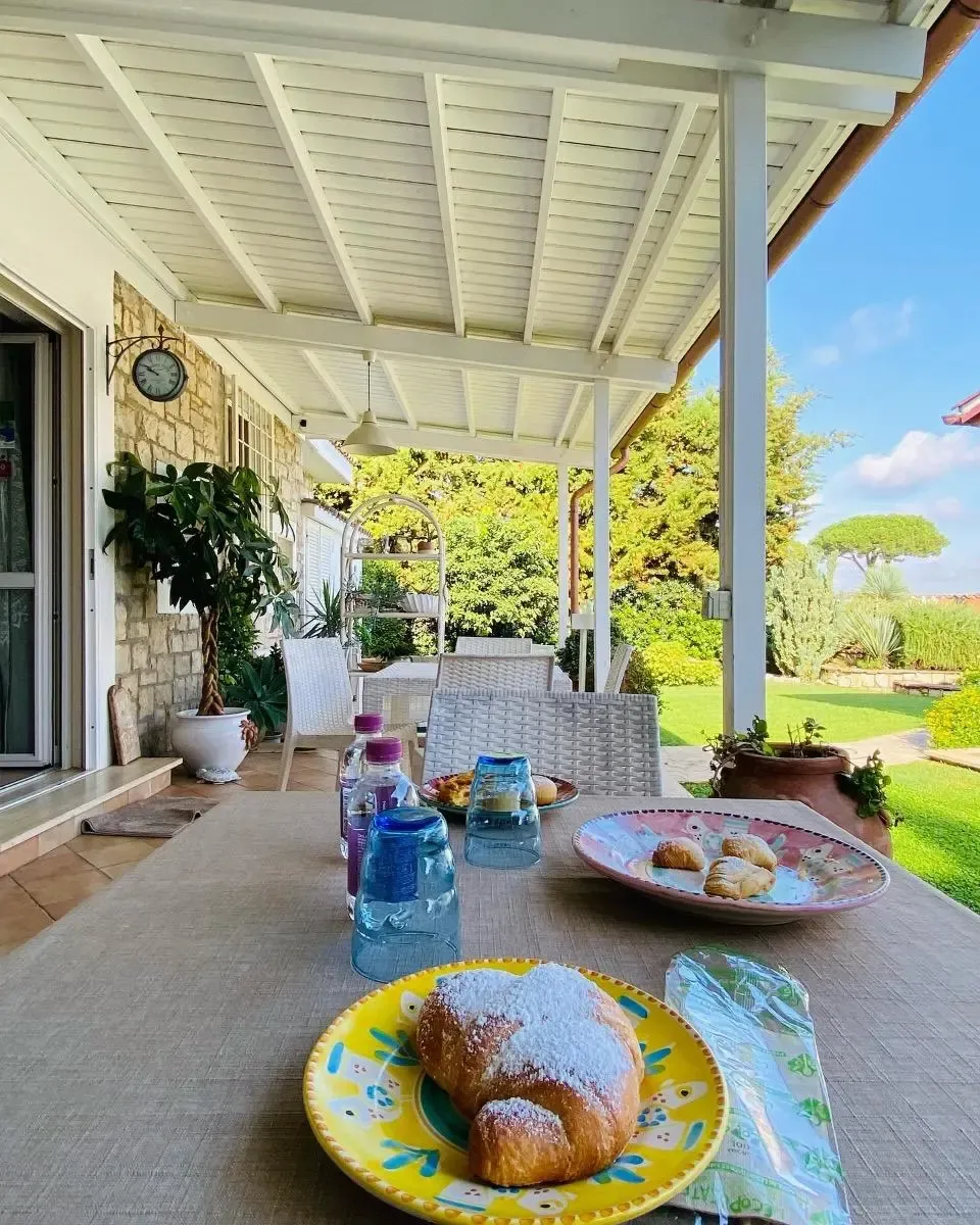 Colazione sotto il portico